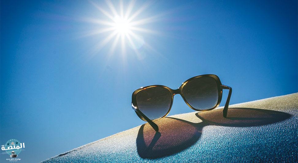 ارتداء النظارات الشمسية هو أيضًا جزء من الحماية من أشعة الشمس