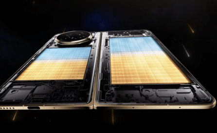 كيف يحسن التصميم القابل للطي الهواتف الذكية الحديثة